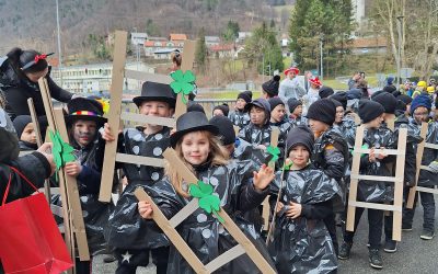 Učenci podružnične šole Mlinše in drugega razreda matične šole na pustnem sprevodu v Zagorju